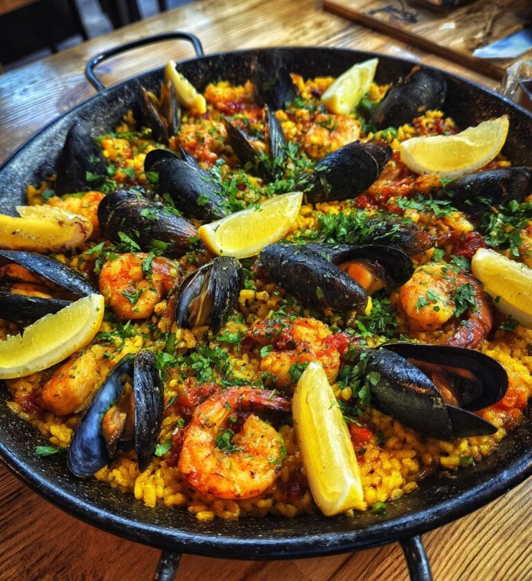 skaldjurspaella med musslor och rakor