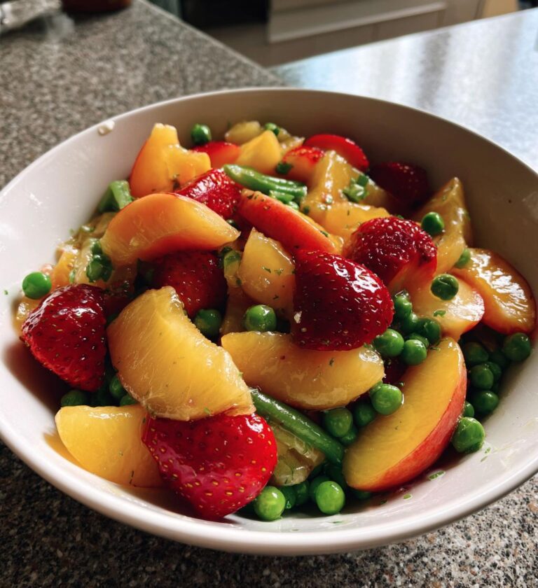 sommarsallad med persika jordgubbar orter